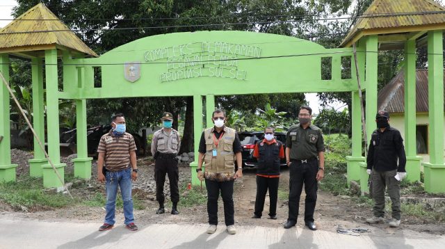 Pj Walikota Iqbal Suhaeb di kuburan Macanda.(HUMAS PEMKOT MAKASSAR)